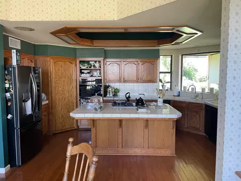Kitchen - 13925 E Shaw Ave, Sanger, CA 93657 photo 5 of 7