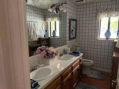 Bath - 13925 E Shaw Ave, Sanger, CA 93657 photo 1 of 6