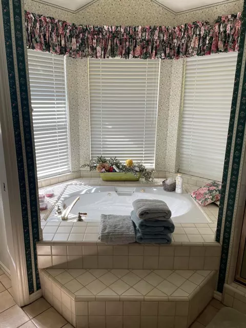 Bath - 13925 E Shaw Ave, Sanger, CA 93657 photo 3 of 6