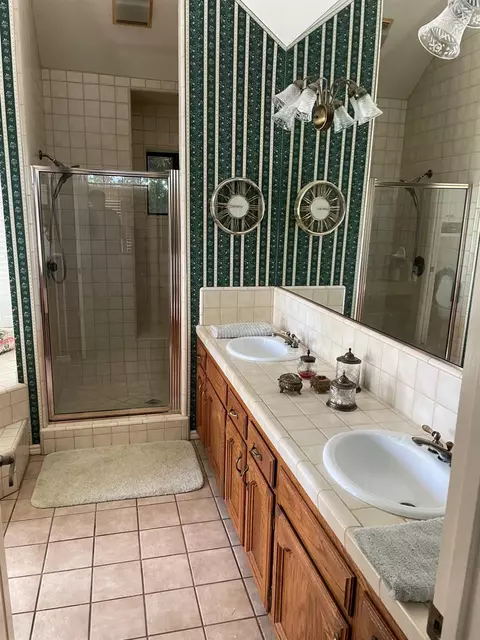 Bath - 13925 E Shaw Ave, Sanger, CA 93657 photo 2 of 6