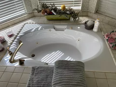 Bath - 13925 E Shaw Ave, Sanger, CA 93657 photo 5 of 6