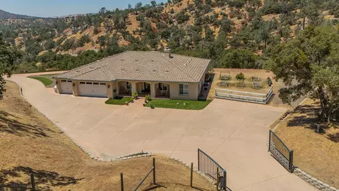 30738 Country Oak Ln, Prather, CA 93651