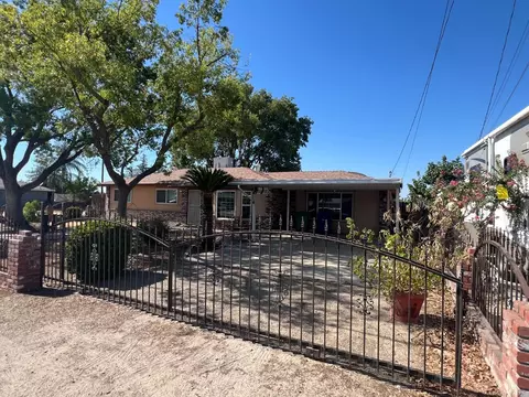 8728 E Dinuba Ave, Selma, CA 93662