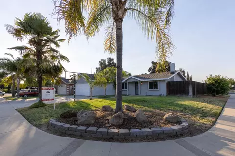 1212 W Perez Ct, Visalia, CA 93291
