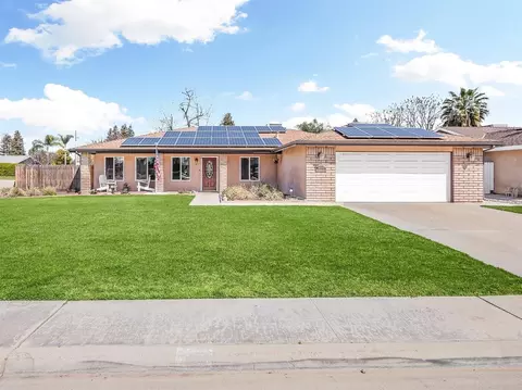 426 W Hollywood Ct, Reedley, CA 93654