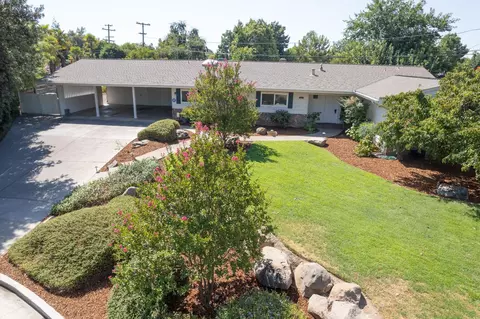 1523 W Robinwood Ln, Fresno, CA 93711