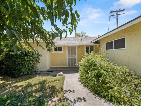 939 W Mulberry Dr, Hanford, CA 93230