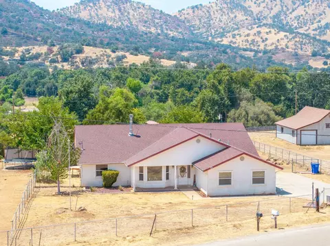 7115 Live Oak Dr, Sanger, CA 93657