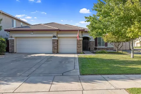 2934 W Harold Ct, Visalia, CA 93291