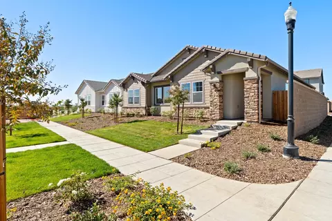 255 Smith Ln S, Madera, CA 93636