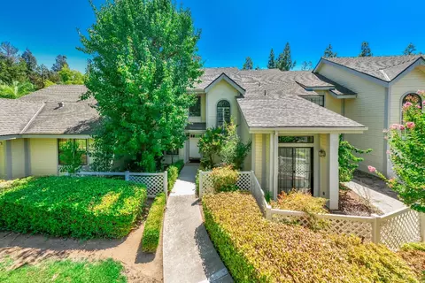 989 E Foxhill Dr, Fresno, CA 93720