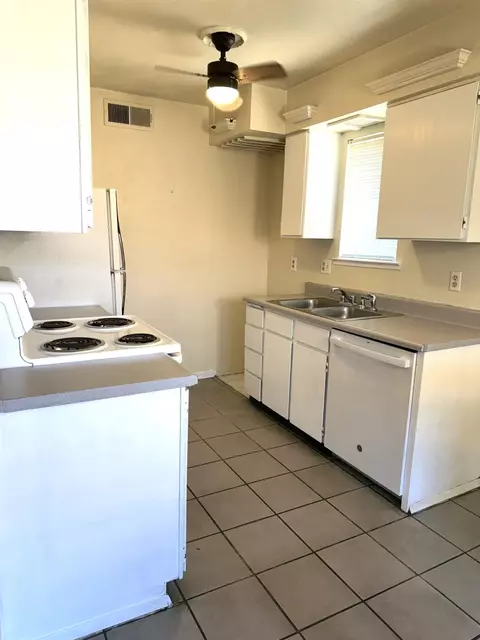 1550 W Ashlan Ave #215, Fresno, CA 93705