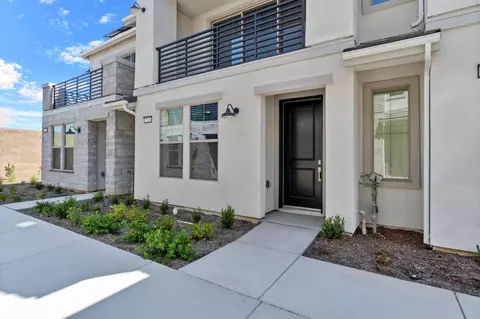2826 E Teaberry Dr, Fresno, CA 93730