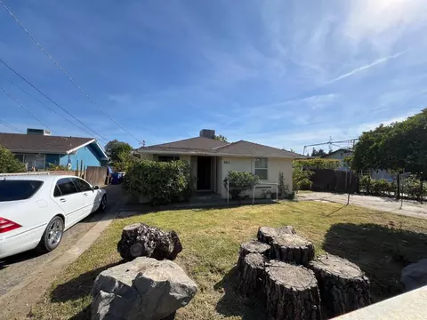 2611 W Dakota Ave, Fresno, CA 93705