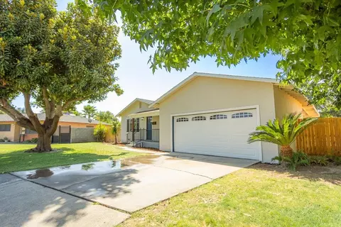 1016 Windsor Dr, Kingsburg, CA 93631