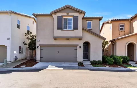 6333 E Valley Edge Dr, Fresno, CA 93727