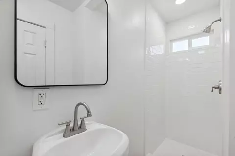 Bath - 603 E Mildreda Ave, Fresno, CA 93701 photo 2 of 2