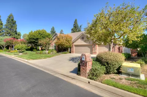 1582 E Forest Oaks Dr, Fresno, CA 93730