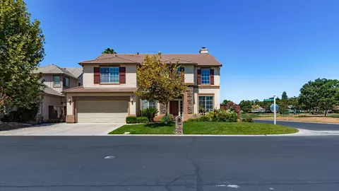 10504 E Fieldstone Ave, Clovis, CA 93619