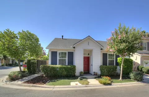 16 W Bohemia Ln, Clovis, CA 93619