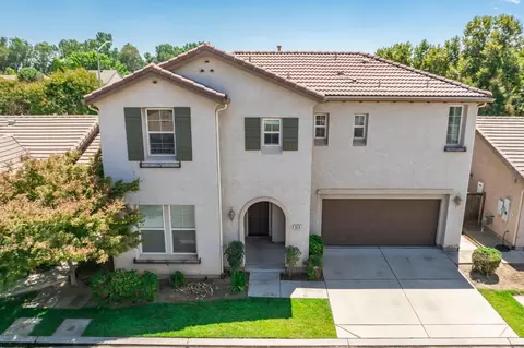 828 Toulouse Ln, Clovis, CA 93619