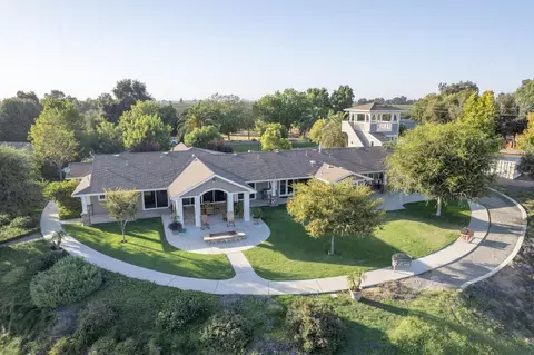 1098 S Rainbow Ave, Sanger, CA 93657