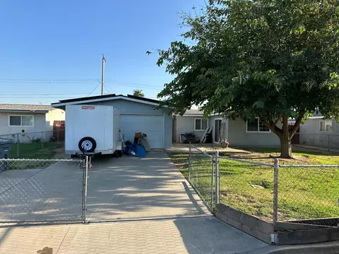 10107 Haven Ln, Hanford, CA 93230