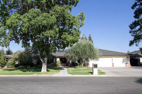 7674 N Barton Ave, Fresno, CA 93720