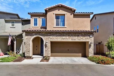 863 Lassen Ln W, Madera, CA 93636