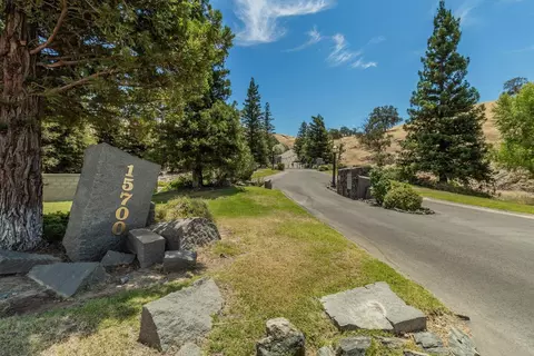 10 Summit Crest Ln, Clovis, CA 93619