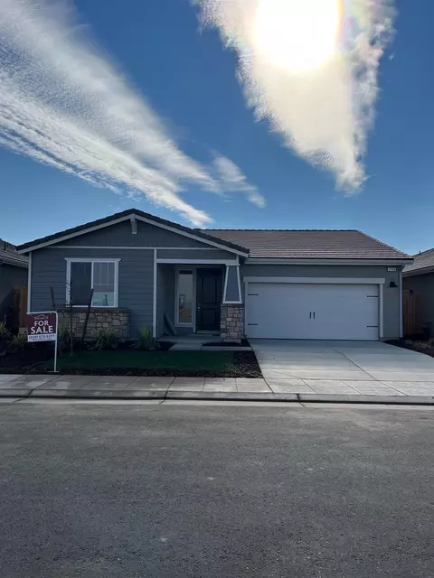 1194 Magnolia Ct W, Madera, CA 93636