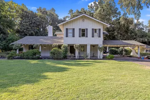 2621 Main, Visalia, CA 93291