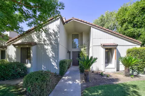 1942 Cougar Ln, Clovis, CA 93611