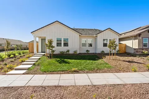 273 Smith Ln S, Madera, CA 93636