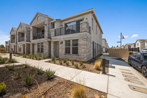2901 E Tamarind Dr, Fresno, CA 93730
