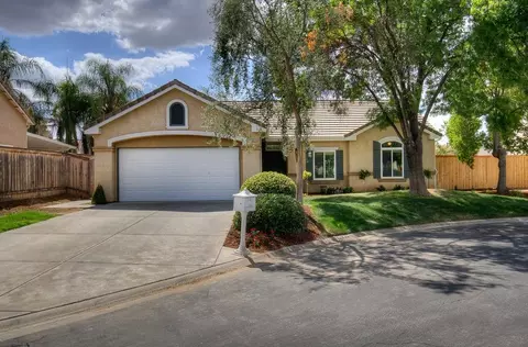 4861 N Crystal Springs Ct, Clovis, CA 93619
