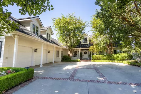 2561 W Lake Van Ness Cir, Fresno, CA 93711
