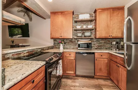 40744 Oakwoods Ln, Shaver Lake, CA 93664