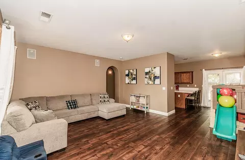 647 W Nevada St, Kingsburg, CA 93631
