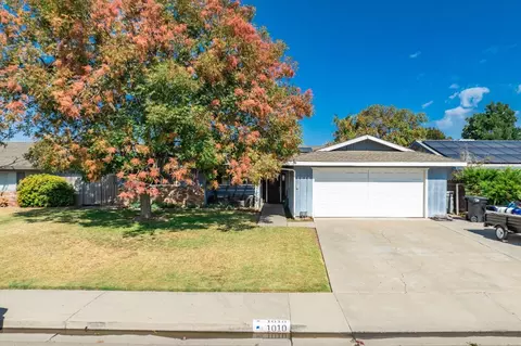 1010 Redwood Ln, Lemoore, CA 93245