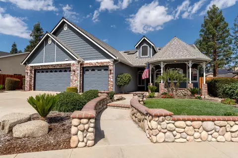 131 W Warwick Ave, Clovis, CA 93619