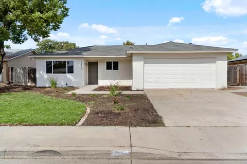 1679 Hampton Ave, Clovis, CA 93611