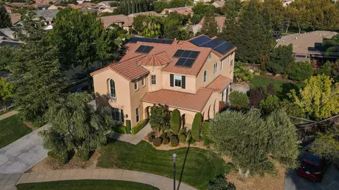 1823 N Moore Ln, Clovis, CA 93619