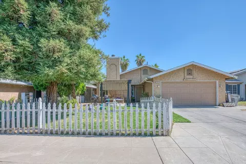 2762 N Knoll Ave, Fresno, CA 93722