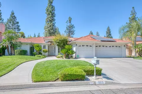203 W Brier Cir, Fresno, CA 93711