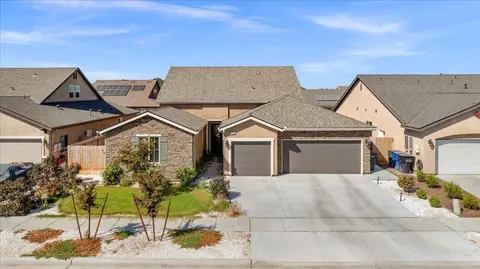 1936 Red Rock Dr, Hanford, CA 93230