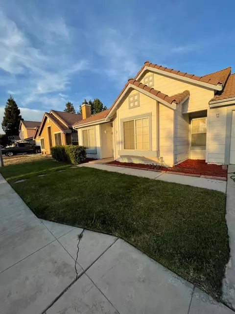 875 N Homsy Ave, Clovis, CA 93611