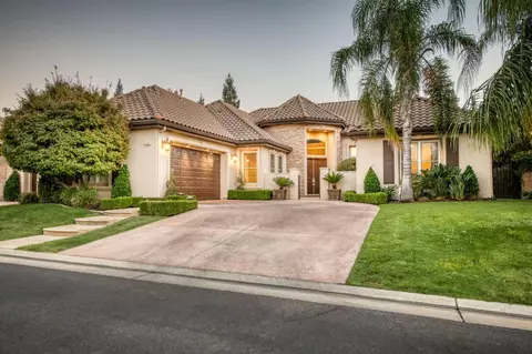 1561 E Silver Summit Dr, Fresno, CA 93730