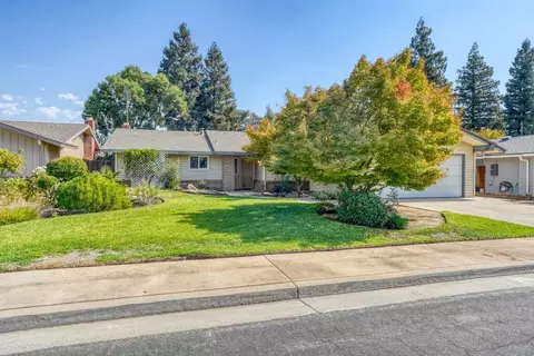 75 Laverne Ave, Clovis, CA 93611