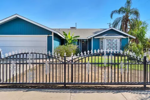176 12th St, Orange Cove, CA 93646
